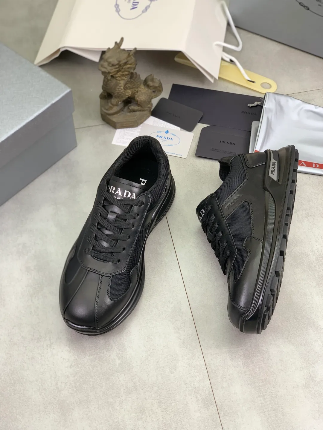 Men's Men's Shoes 💰P600 💰【New Style】 The latest model of high-quality PRADA classic men's shoes has been launched on the official website at a 1:1 replica, synchronized in Hong Kong and on the same catwalk; all made of calfskin➕imported cowhide lining, 🍡🍡original rubber outsole, non-slip and wear-resistant; comfortable on the feet, attractive style, fine workmanship, and simple and neat shoe lasts, highlighting a man's courage and toughness, 👍size 38 to 44 (45 can be customized) black White color🉑️choose